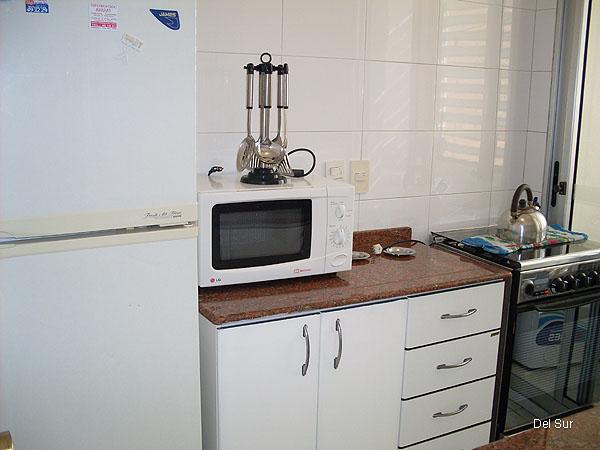 Cocina nueva moderna, completa.