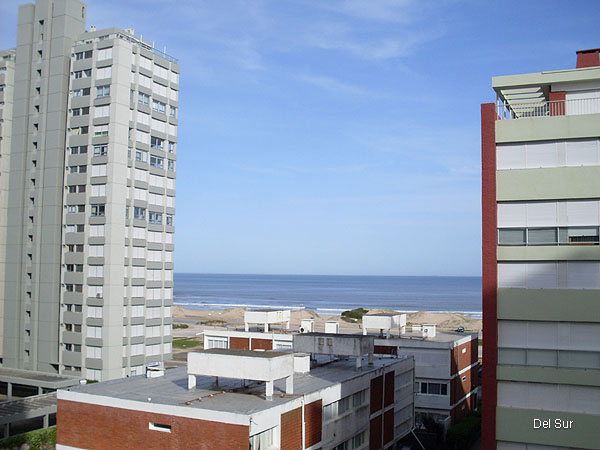 Vista al mar entre edificios.