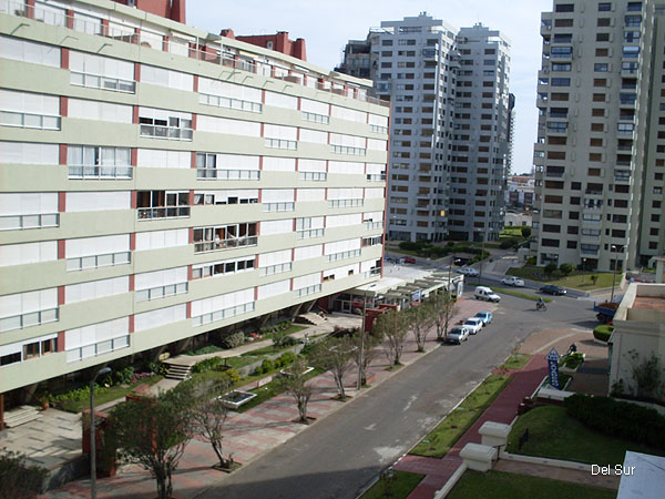 Vista hacia Avenida Francia, a slo cinco cuadras de Avenida Gorlero y a dos cuadras de la playa Brava.