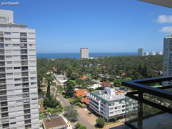 Vista desde balcon terraza hacia el sur sobre entorno de barrios residenciales.<br><br>Al fondo de la imagen la pennsula de Punta del Este.