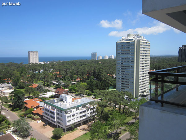 Vista desde balcon terraza hacia el oeste sobre entorno de barrios residenciales.<br><br>Al fondo de la imagen la bahía de Punta del Este.