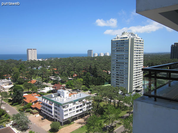 Vista desde balcon terraza hacia el oeste sobre entorno de barrios residenciales.<br><br>Al fondo de la imagen la baha de Punta del Este.