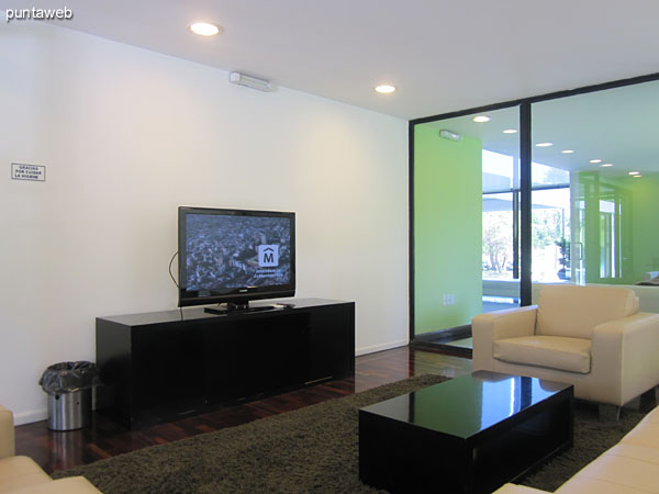 Saln de usos mltiples en planta baja, sobre el lateral norte.<br><br>Acondicionado con TV de pantalla plana, sillones y mesas redondas en madera con sillas en juego.