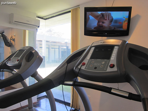 Detalle del equipamiento en el gimnasio.