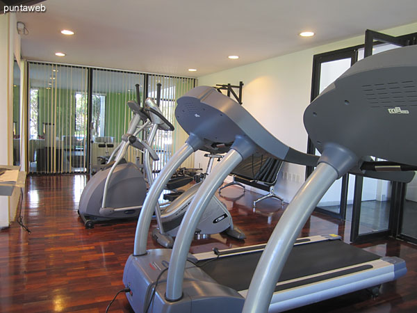 Detalle del equipamiento en el gimnasio.