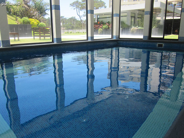 Piscina climatizada ubicada en planta baja hacia el fondo del edificio.<br><br>Ofrece vistas al jardn del edificio.