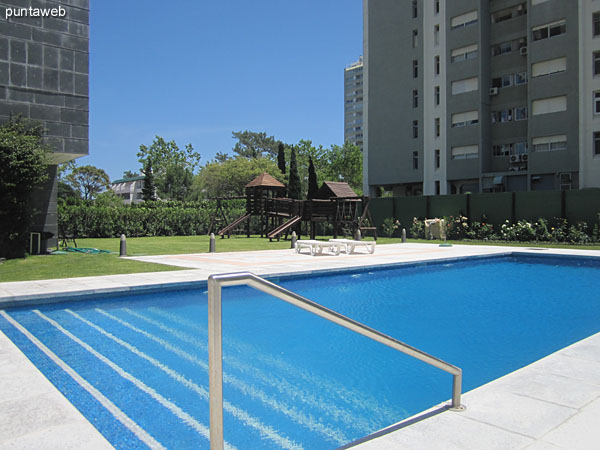 General view of the garden on the north side of the building.<br><br>Conditioning Playground wood.