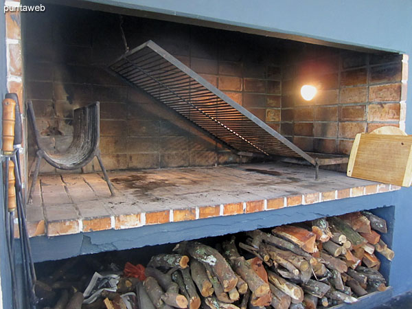 Services sector on the barbecue. Conditioning with shelf, dishes and refrigerator.