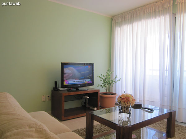 Living room. Conditioning with chair in L five bodies around a low table in wood and glass.<br><br>Rounding out the room, the dining table round wood and glass dining room with five chairs, sideboard and TV table.