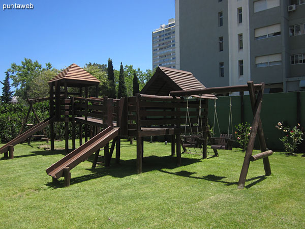 Cancha de tenis. Ubicada detrs del espacio de barbacoa. <br><br>Al momento de la foto estaba siendo re–acondicionada.