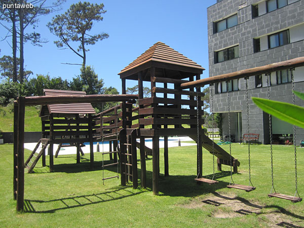 Detalles de juegos para nios en el jardn del edificio.