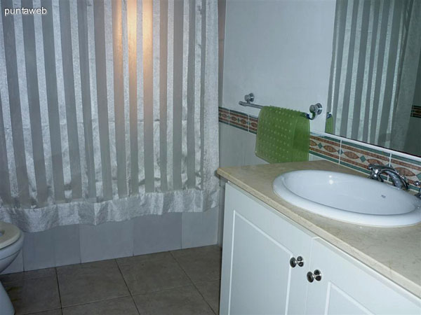 Dormitorio de huéspedes o de servicio con baño en suite.