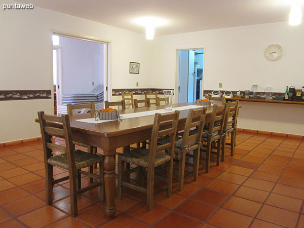 General view of the dining room from the right corner to southwest. To the left is the entrance to the kitchen.