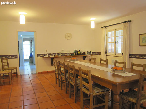 General view of the dining room from the entrance to the kitchen.