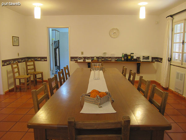 General view of the dining room from the right corner to access to the kitchen.