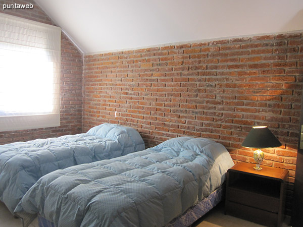 Detalle de ducha con mampara en el ba�o en suite del segundo dormitorio en planta alta.