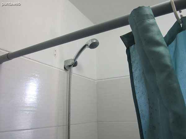 Detail of taps and sanitary fixtures in the main bathroom.