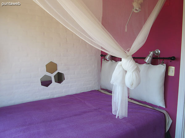 Detalle de ducha y cortina de ba�o en el ba�o principal.