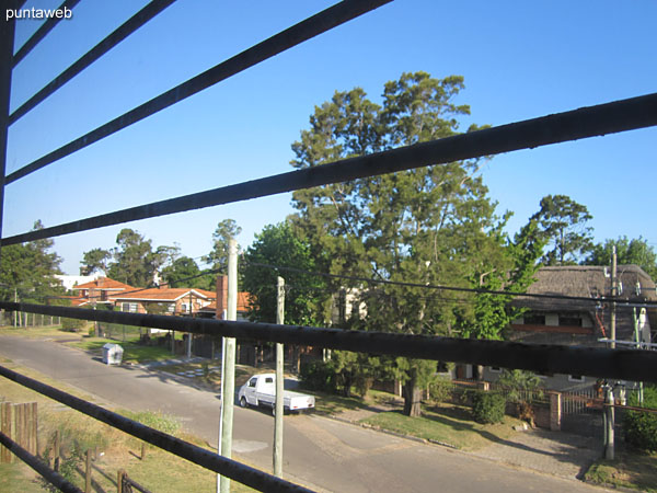 Vista hacia el frente de la casa desde la ventana del segundo dormitorio.