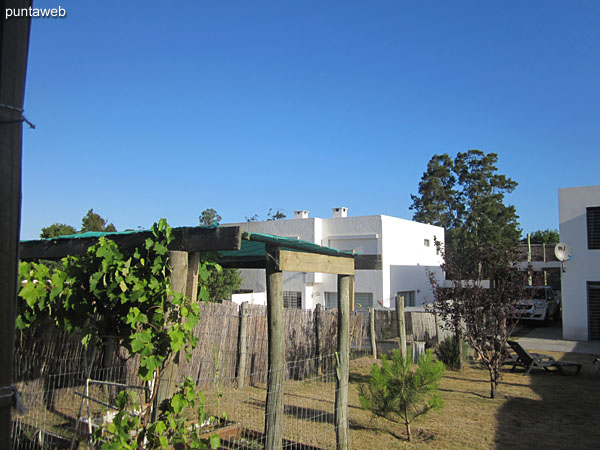 Vista hacia el jardn al contrafrente desde la barbacoa.