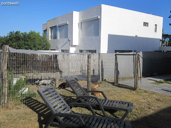 View towards the garden to the quiet part of the building from the barbecue.