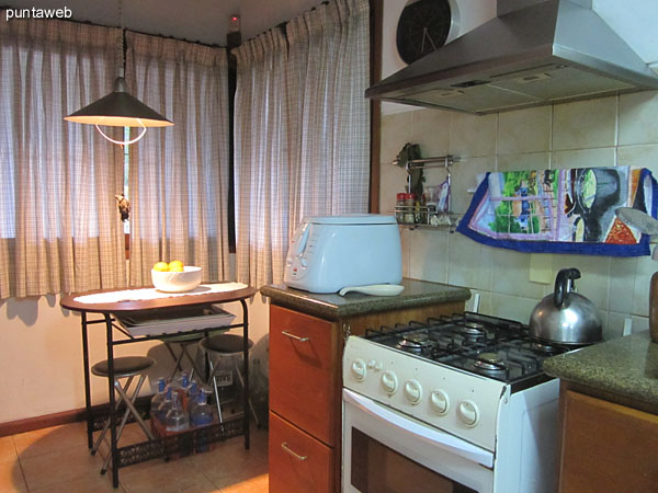 Kitchen. Very well equipped with large storage capacity under counter cabinets.<br><br>Entrance at the south wing of the house.<br><br>At the bottom of the image, breakfast.