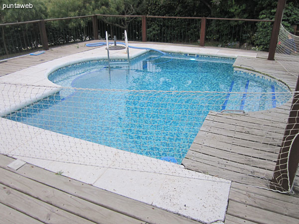 Detalle de la piscina al aire libre climatizada.