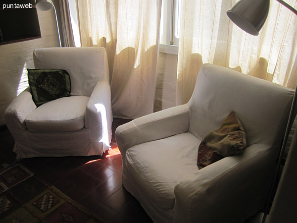 General view of the living room from the southeast corner next to the fireplace to the area of ​​reading.