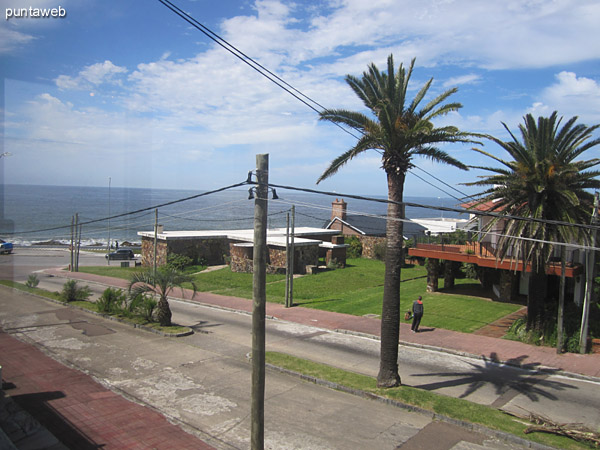 Fachada del edificio orientada al sureste en entorno de la zona del faro de Punta del Este con edificaciones bajas y entorno apacible.