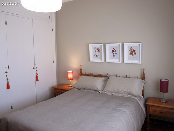 Vista general del dormitorio principal con bao en suite.<br><br>Acondicionado con cama matrimonial.<br><br>La ventana ofrece vista hacia el contrafrente (norte). Muy luminoso.