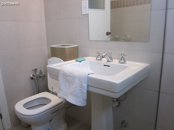 Detail master bathroom suite. <br><br>It recycled in September 2014 is fitted with shower cubicle.