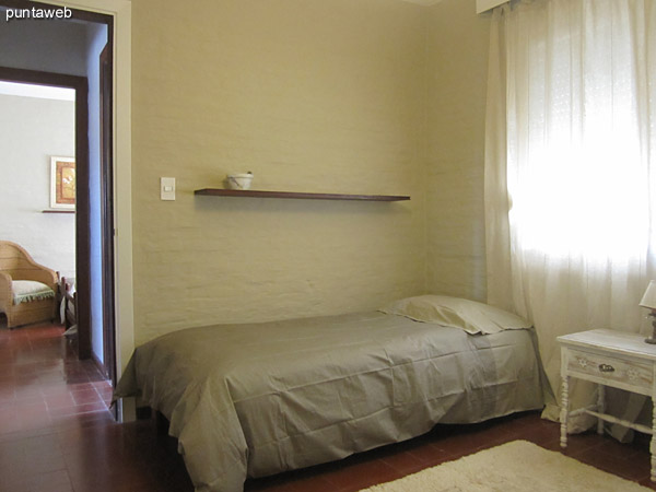 Tercer dormitorio. Acondicionado con dos camas y amplio placard de pared a pared y del piso al techo.<br><br>La ventana brinda vistas al norte sobre el predio vecino sin edificar.