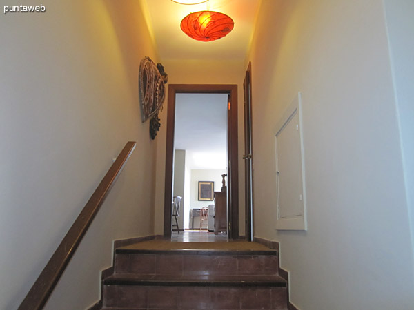 General view of the kitchen. Located on the front of the apartment is fitted out with furniture under table and equipped with gas stove, range hood, double sink, large refrigerator, microwave, blender, etc.