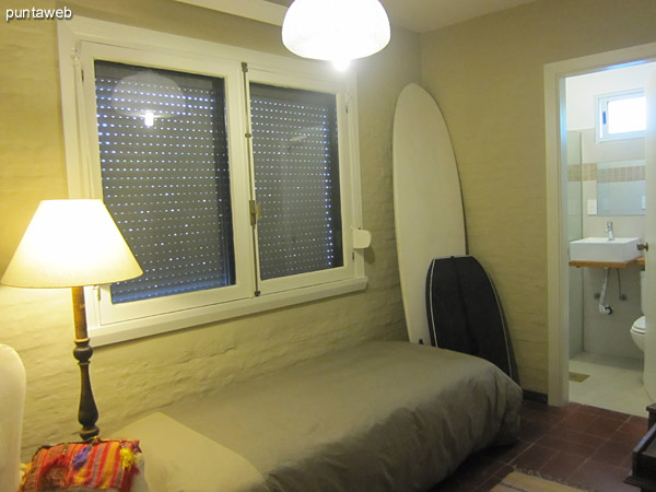 Acceso al apartamento en primer piso por escalera exclusiva en L desde nivel de calle.<br><br>Antes de ingresar al apartamento se sita, a la derecha, el acceso al cuarto de servicio con bao.