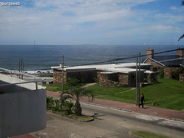 Vista desde una de las ventanas frontales del living comedor hacia el sur. Al fondo el faro de Punta del Este.