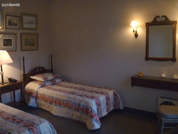Dormitorio en suite en planta baja con entrada independiente, ideal para los chicos.