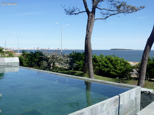 Vista desde el Deck hacia la playa mansa.