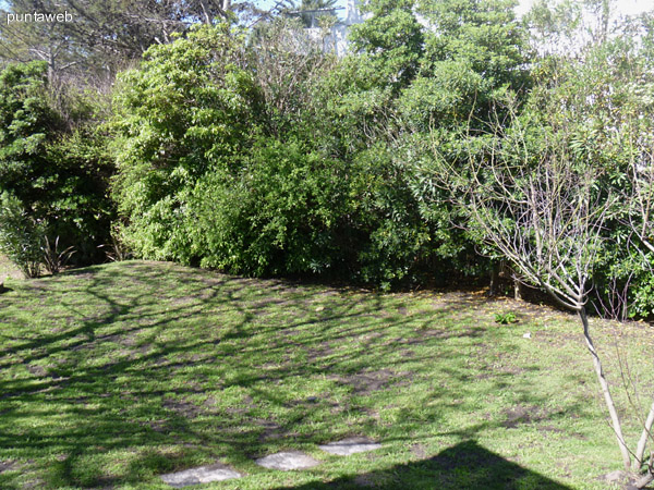 Vista dede el jardn hacia la zona del parrillero.