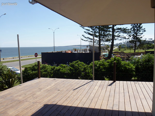 Piscina con borde infinito en el frente de la casa con vista hacia el mar.