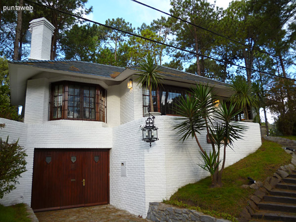 Fachada y acceso a garage para dos vehculos.