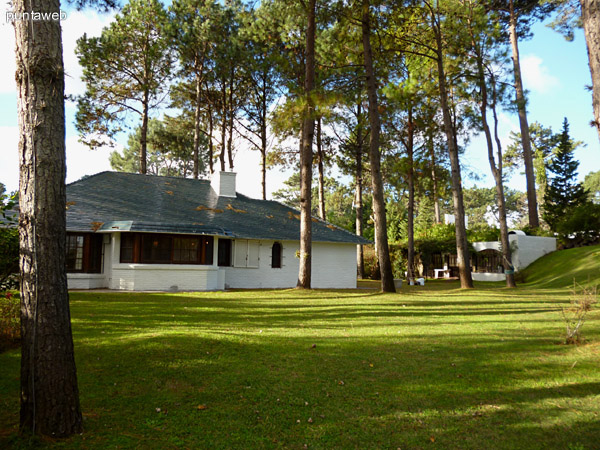 Vista de la propiedad desde el jardn.