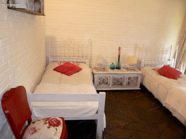 Tercer dormitorio equipado con dos camas de una plaza.
