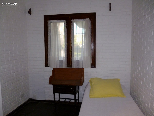 Dormitorio de servicio conectado a la parte intima de la propiedad.