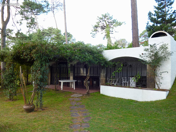 Barbacoa vista desde el jardn.