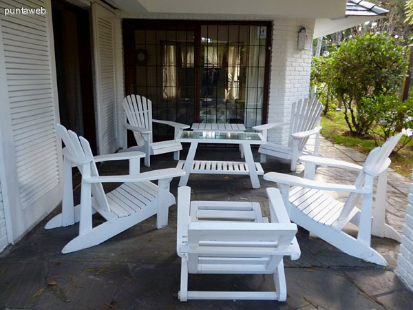 Muebles de jardn en galera, se accede desde el living y el tercer dormitorio.