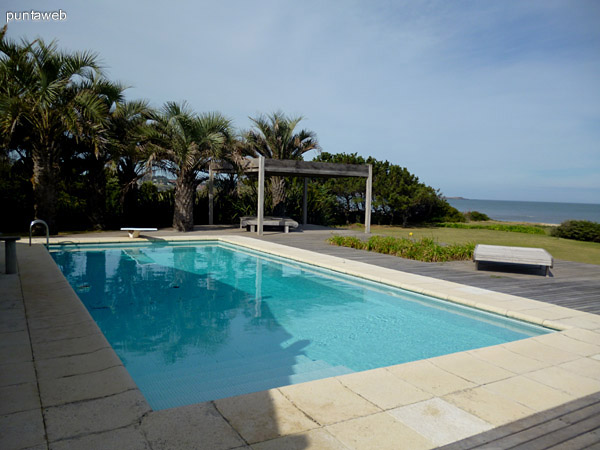 Hermosa piscina y deck solarium.