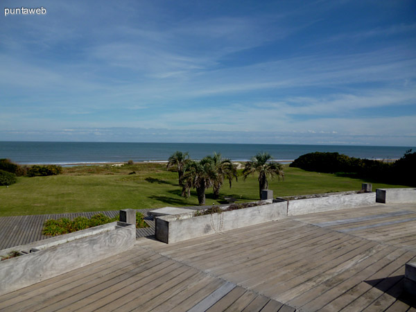 Jardn y vista al mar desde el deck en segundo piso.