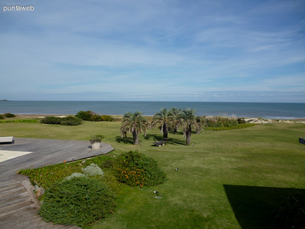 Deck, jardn y acceso a playa de la propiedad.