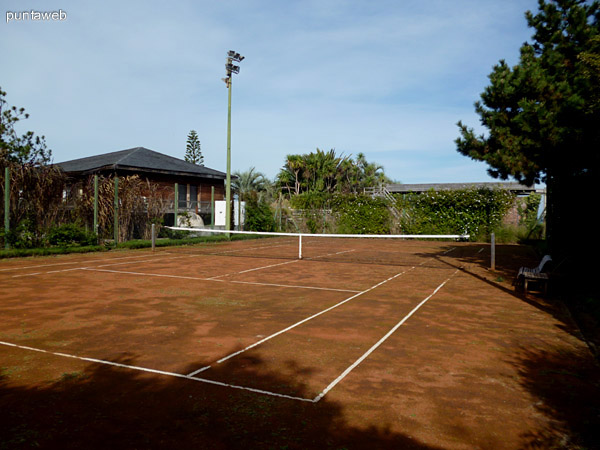 Cancha de tenis completamente funcional.