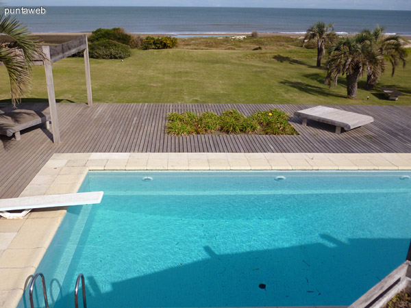 Piscina, deck solarium, jardn en primera fila al mar.